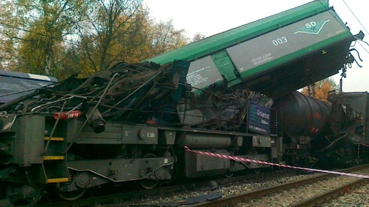 Následky srážky nákladních vlaků. Foto: Drážní inspekce