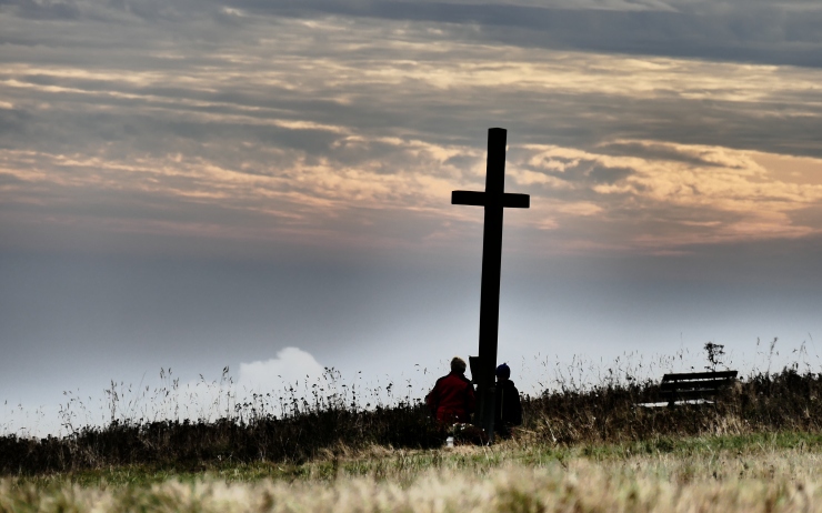 Lidé sledují mlhu v údolí z vršku Krušných hor. Za smogovou situaci může inverze. Foto: Oldřich Hájek