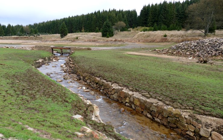 Díky odpuštění přehrady se objevilo původní koryto Flájského potoka v místě, kde protékal zaniklou obcí. Foto: Oldřich Hájek Díky odpuštění přehrady se objevilo původní koryto Flájského potoka v místě, kde protékal zaniklou obcí. Foto: Oldřich Hájek