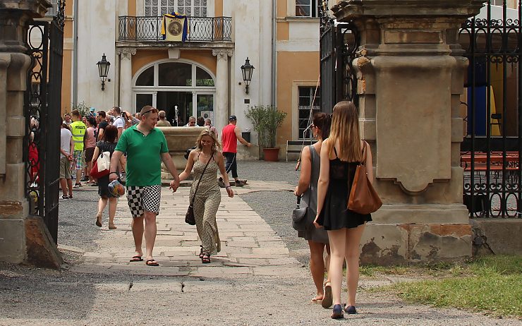 Návštěvníci přicházejí k zámku v Duchcově. Foto: Oldřich Hájek