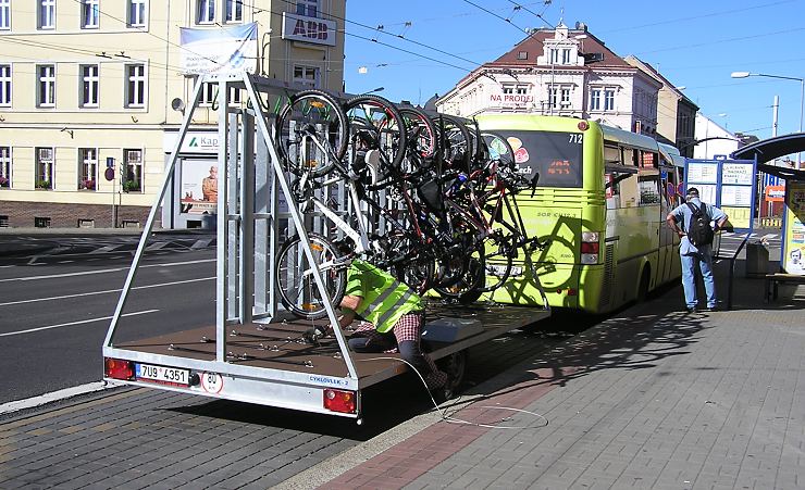 Zelený autobus s přívěsem pro cyklisty. Foto: Ústecký kraj