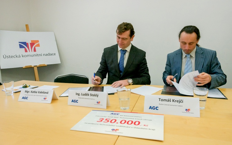 Ředitel AGC Automotive Czech Luděk Steklý (vlevo) předal šek na 350.000,- Kč řediteli Ústecké komunitní nadace Tomáši Krejčímu. Foto: AGC