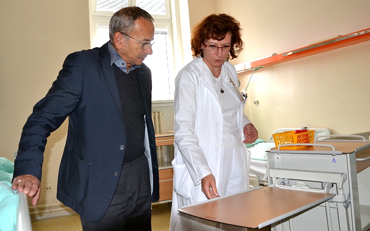 Marta Vachová, primářka teplické neurologie, představuje primátorovi Jaroslavu Kuberovi noční stolek zakoupený za finanční podpory statutárního města Teplice. Foto: KZ / Petr Sochůrek