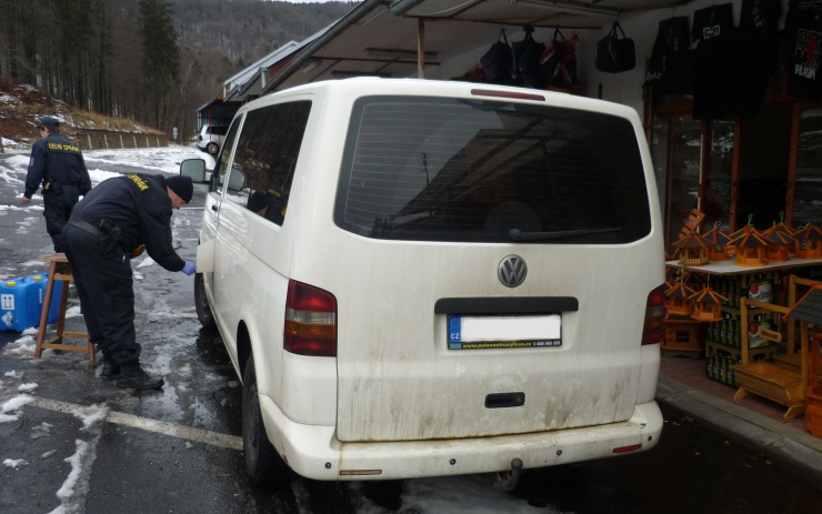 Kontrola paliva ústeckými celníky. Foto: Celní úřad pro Ústecký kraj