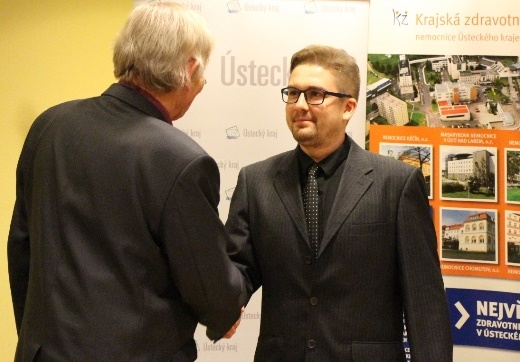 1. náměstek hejtmana Stanislav Rybák (vlevo) blahopřeje jednomu ze studentů ke stipendiím. Foto: Ústecký kraj