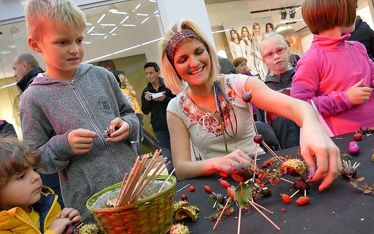 Výroba zvířátek z lesních plodů. Foto: Oldřich Hájek
