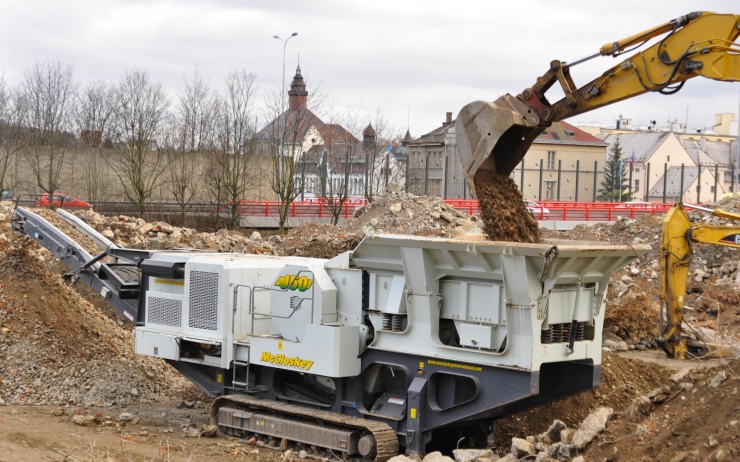O betonové zbytky se postarala drtička. Snímek z února 2016. Foto: Karel Schön