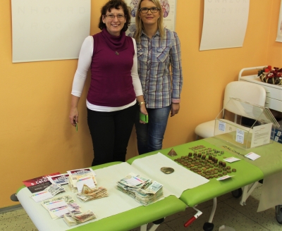 Běh s čelovkou vynesl téměř devadesát tisíc korun. Na snímku MUDr. Marta Vachová a organizátorka Michaela Valentová. Foto: Krajská zdravotní