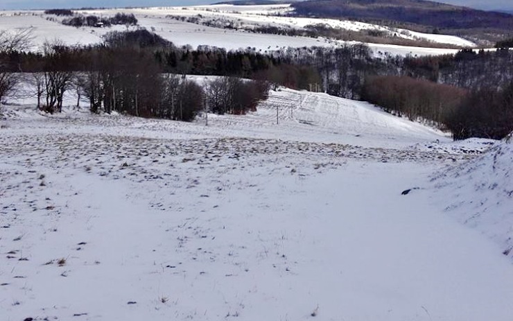 Páteční foto svahu na Komáří vížce. Zdroj: Ski Komáří vížka