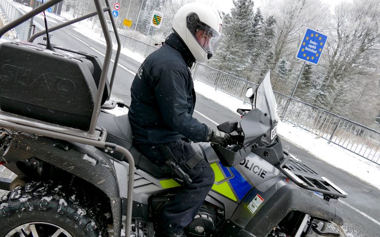 Policista na čtyřkolce na státních hranicích na Moldavě. Foto: Oldřich Hájek