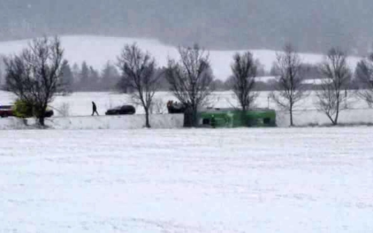 Autobus leží na boku. Foto: čtenář