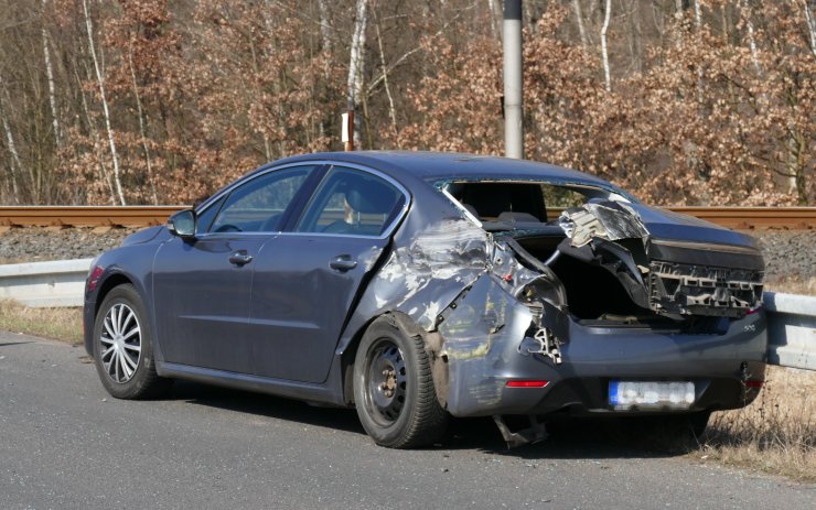 Havarované vozidlo na přejezdu mezi Lomem a Duchcovem. Foto: Oldřich Hájek