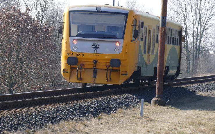 Osobní vlak zastavil o několik desítek metrů dál za přejezdem. Foto: Oldřich Hájek