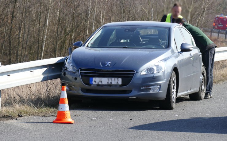 Havarované vozidlo na přejezdu mezi Lomem a Duchcovem. Foto: Oldřich Hájek