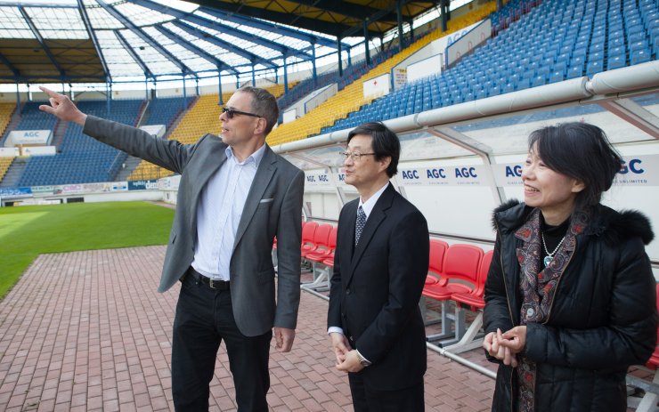 Generální manažer FK Teplice Petr Hynek s velvyslancem Tetsuo Yamakawou a jeho ženou na fotbalovém stadionu. Foto: Archiv AGC