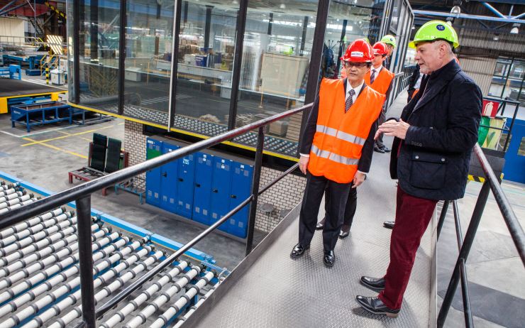 Ředitel závodu AGC Flat Glass Czech Jiří Jangl provádí japonského velvyslance Tetsua Yamakawu. Foto: Archiv AGC