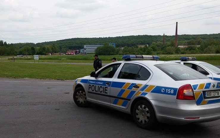 Policisté okolí kolem místa výbuchu uzavřeli. 