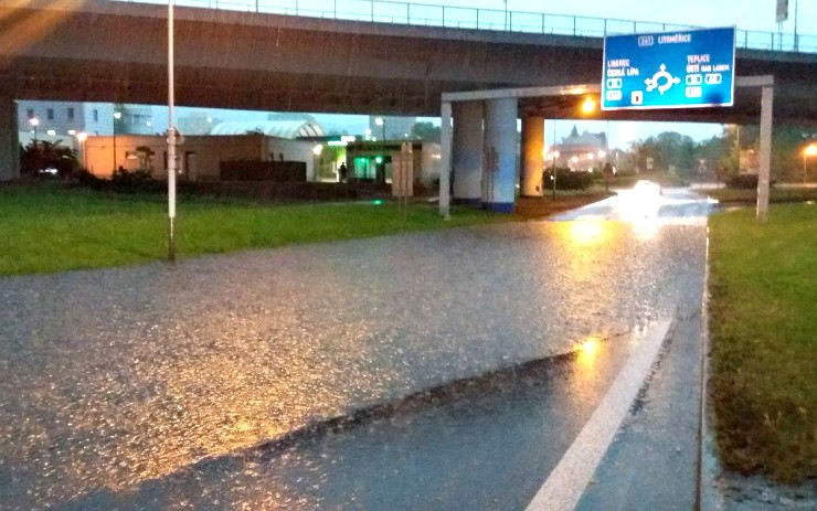 Zatopená silnice na Děčínsku. Foto: Tomáš Straka
