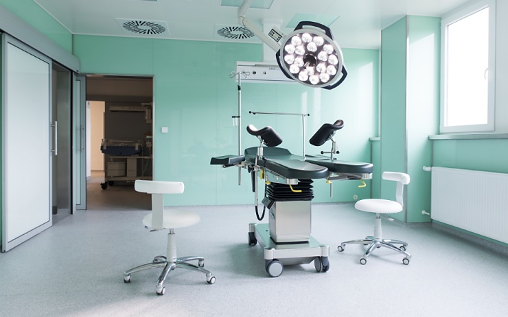 Na operačním sále je AntiBakteriální sklo využito v podobě obkladů stěn a výplní dveří.  Foto: Tomas Kurucz