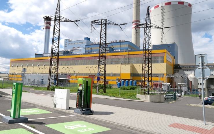 Nová veřejná rychlodobíjecí stanice pro elektromobily (vpravo či blíže k elektrárně) před Elektrárnou Ledvice nahradila jednu z původních  tzv. stanic normálního nabíjení. Foto: Ota Schnepp / ČEZ