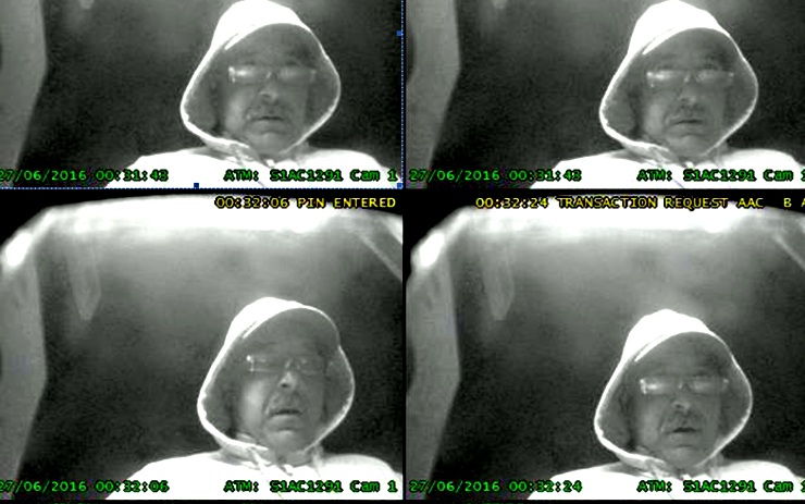 Fotografie neznámého muže pořízené kamerou u bankomatu. Zdroj: PČR Fotografie neznámého muže pořízené kamerou u bankomatu. Zdroj: PČR