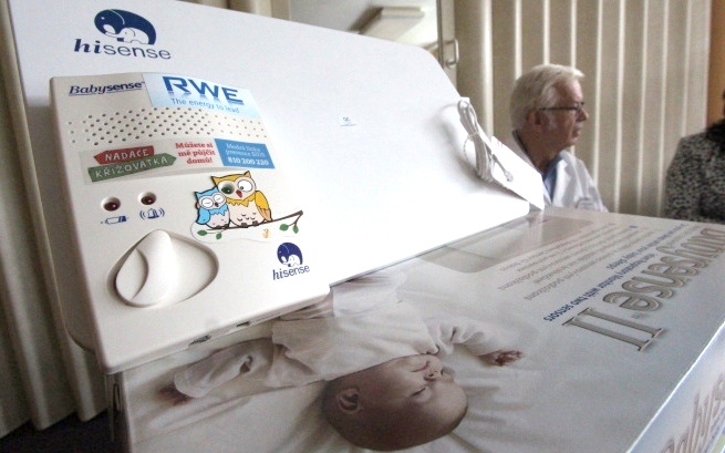 Speciální monitor dechu ohlídá novorozence. Foto: Jan Vraný
