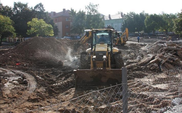 Vznikne 85 nových kolmých stání a 36 obnovených šikmých stání v ulici U Nemocnice. Foto: KZ 