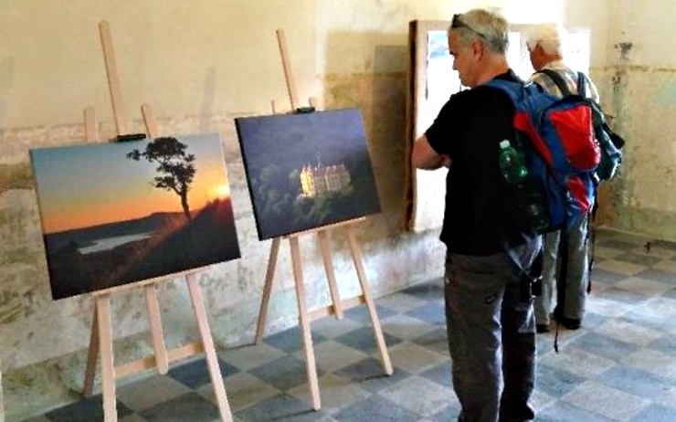 V historické budově moldavského nádraží se mohli turisté podívat na výstavu fotografií Krásy Krušných hor V historické budově moldavského nádraží se mohli turisté podívat na výstavu fotografií Krásy Krušných hor