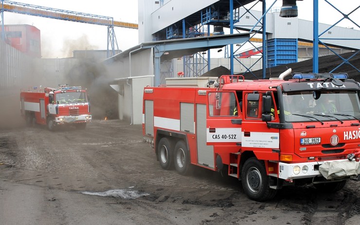 Příjezd důlních hasičů byl rychlý. U zadního vozu je vidět simulace nadzemního požáru. Foto: Ota Schnepp / ČEZ