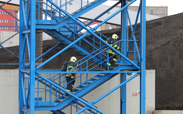 S první hadicí a proudnicí museli hasiči nejdříve vyběhnout nahoru. Foto: Ota Schnepp / ČEZ