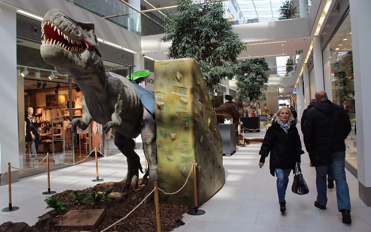 Takto vypadá nakupování ve společnosti dinosaurů. Foto: Olga Markuzziová