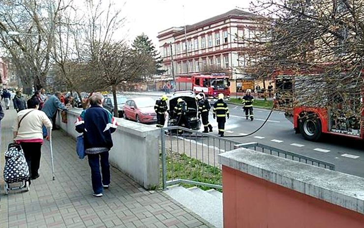 Před nemocnicí hořelo auto, hasil ho majitel i řidiči trolejbusů