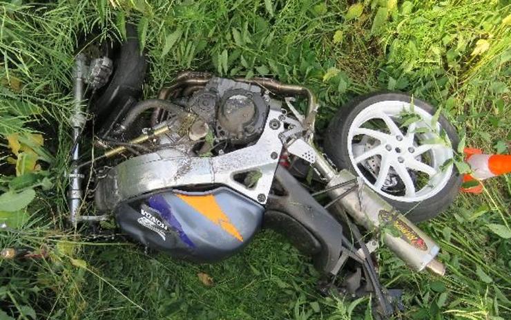 Tragédie u Hrobčic. Motorkář nepřežil srážku s osobním autem