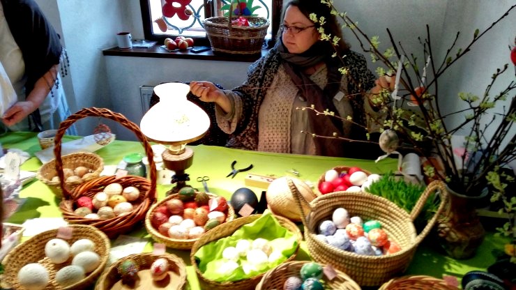 V oseckém klášteře opět ožívají velikonoční tradice. Naučí vás tady vyfouknout skleněné vajíčko nebo tkát