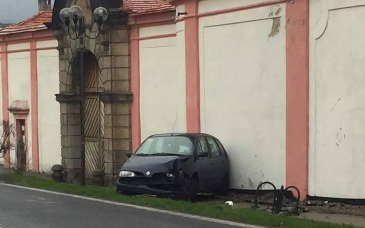 Automobil v Oseku povalil lampu a narazil do zdi kláštera