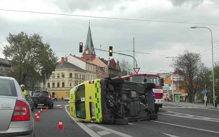 PRÁVĚ TEĎ: Nehoda na Masarykově třídě, sanitka leží na boku