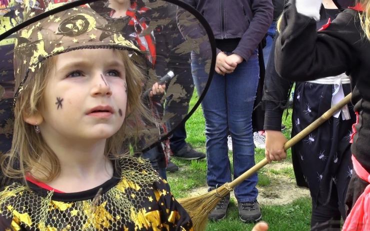 VIDEO: V Krupce pálili čarodějnice a odehráli Sranda Mač