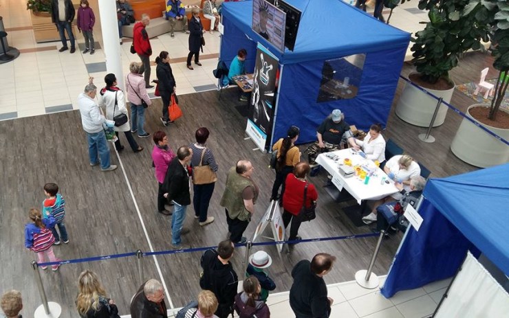 Lékaři vyšetřili v nákupním centru na tři sta lidí