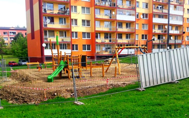 V Čapkově ulici v Bílině vyrůstá nové dětské hřiště