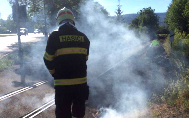 OBRAZEM: Železniční přejezd v Řetenicích zahalil dým, chytila tam tráva