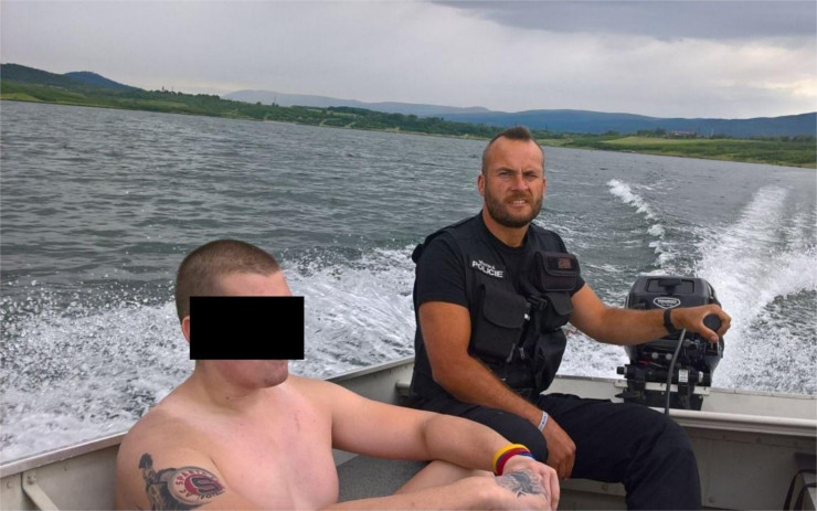 Muž si šel zaplavat a hodinu nebyl k nalezení, strážníci ho našli asi půl kilometru od břehu