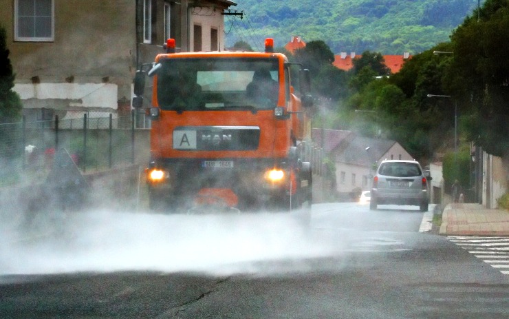 Do rozpálených ulic Bíliny vyjel kropicí vůz