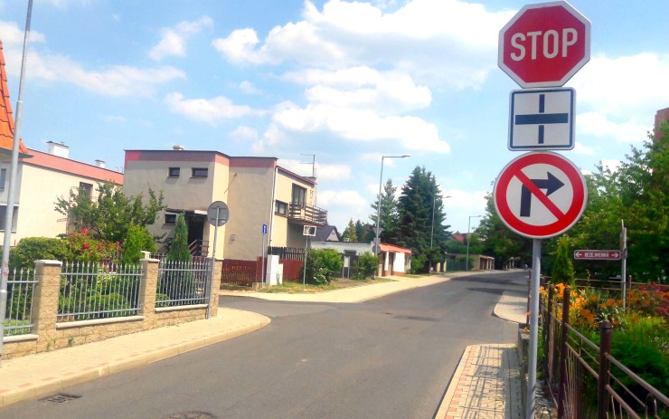 Řidiči, pozor! Na křižovatce, kde se často bouralo, je teď stopka