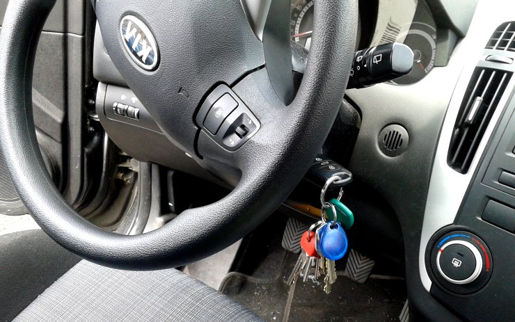 Kuriózní krádež auta: Zlodějka se povozila, pak vůz i s klíčky vrátila majitelce