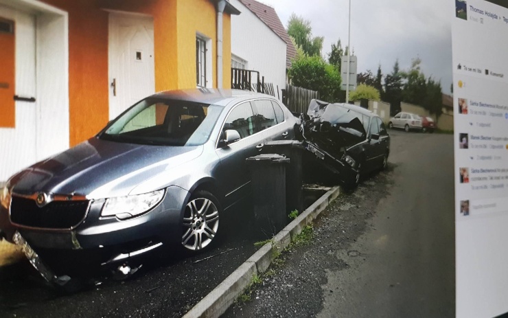 Na mol opilý řidič boural v Novosedlicích. Zničil zaparkované auto a kus domu