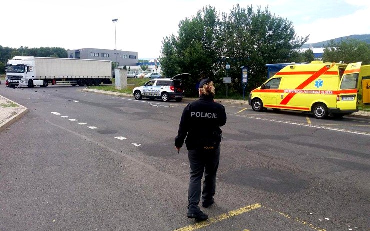 AKTUÁLNĚ: U průmyslové zóny v Krupce se srazil náklaďák s autobusem