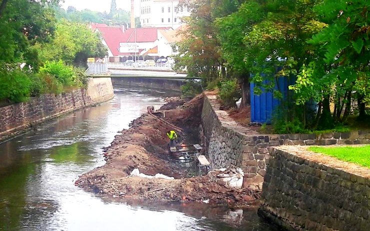 V Bílině se rekonstruuje koryto řeky. Kvůli opravám se budou uzavírat chodníky