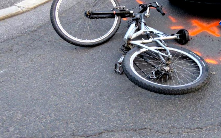 Řidič srazil v Teplicích cyklistku a ujel. Pro těžce zraněnou ženu letěl vrtulník