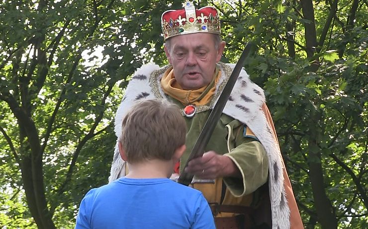 VIDEO: Herec Mojmír Maděrič jako král pasoval v Krupce děti na školáky