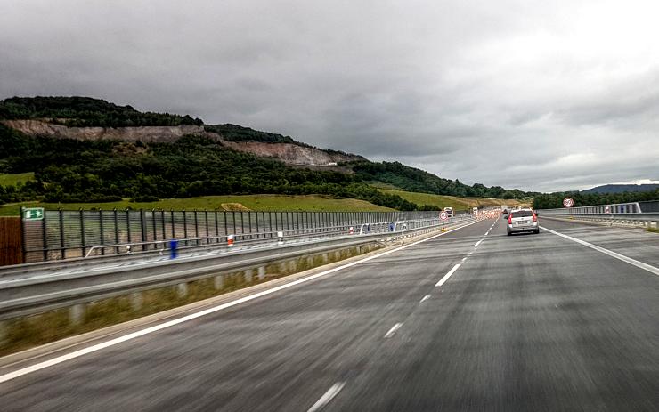 Prý je zde bezpečno: Nový úsek dálnice D8 je konečně průjezdný bez omezení